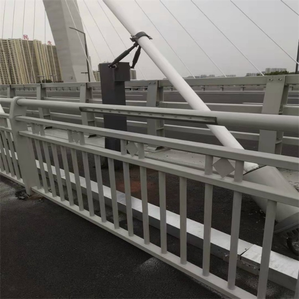 防撞護(hù)欄的特性適用在高速公路上